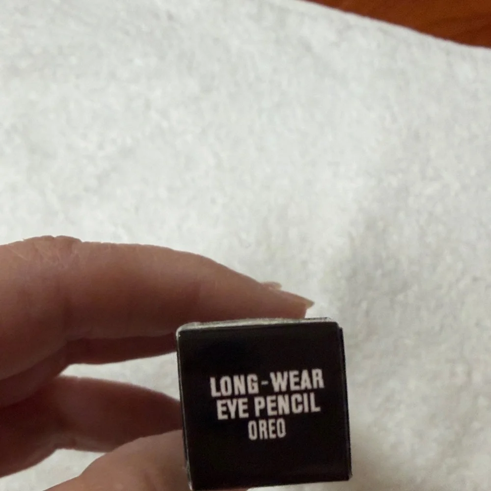 IL MAKIAGE Long-Wear Eye Pencil in Black - Picture 1 of 2